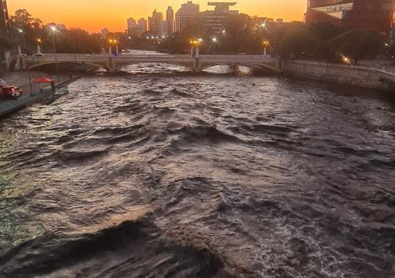 rio crecidopor las lluvias costanera cortada 1 MuniCba