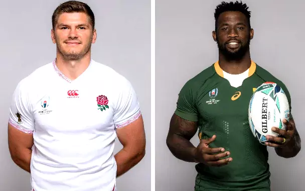Los Capitanes de Inglaterra Owen Farrell y de Sudáfrica, Siya Kolisi , velando las armas