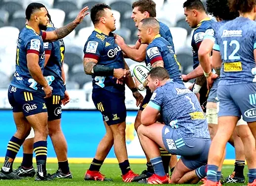 Los Highlanders impusieron scrum guiados por el medio scrum All Black Aaron Smith