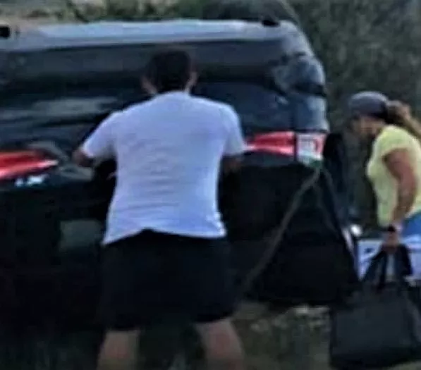 Personas sacan bolsos del auto de Oscar González (Andy Ferreyra)