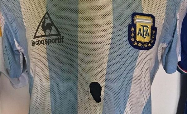 El homenaje al Tata Brown, con participación de los capitanes