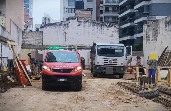 Un obrero cayó a un pozo de 17 metros en Nueva Córdoba y sufrió diversos traumatismos thumbnail