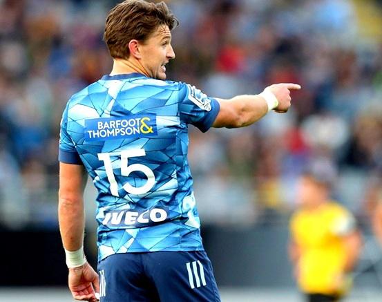 El full back All Black Beauden Barrett, apunta el camino a los Blues
