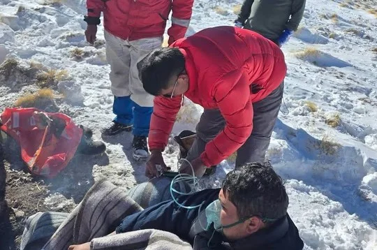 Rescataron a cuatro mineros luego de pasar tres noches atrapados por la nieve en Catamarca thumbnail