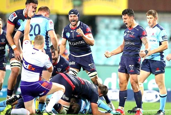La euforia del apertura Wallaby Matt Toomua con el try del medio scrum Ryan Louwrens a los Waratahs