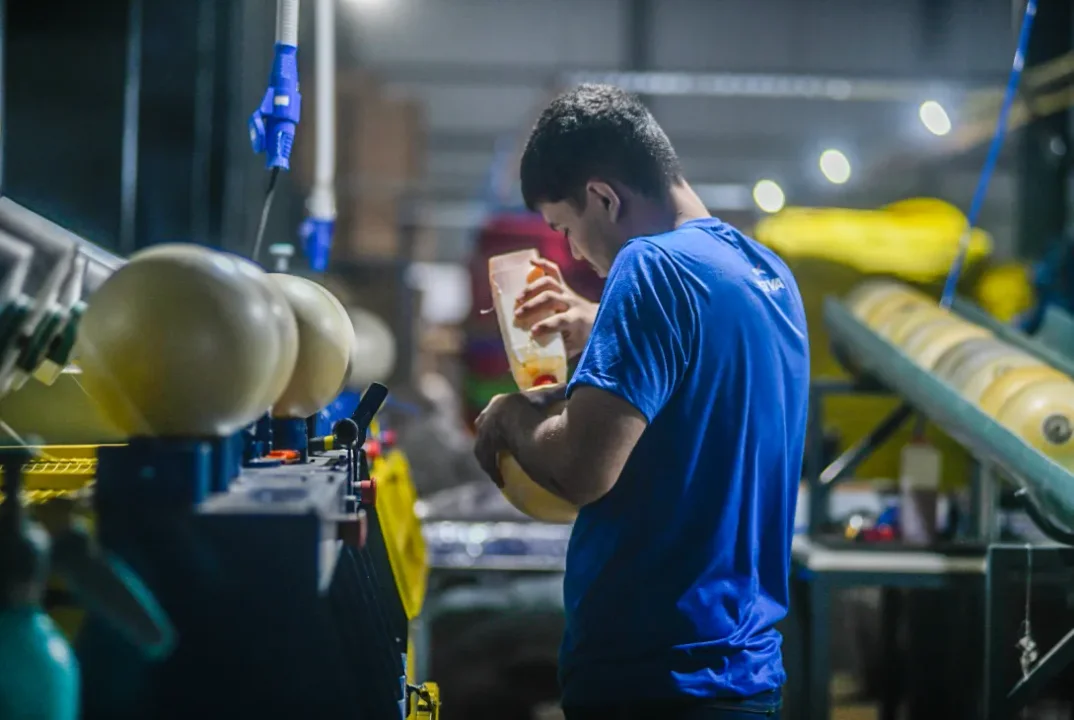 La economía tuvo un leve alza en mayo, pero el comercio y la industria sufrieron nuevas caídas thumbnail
