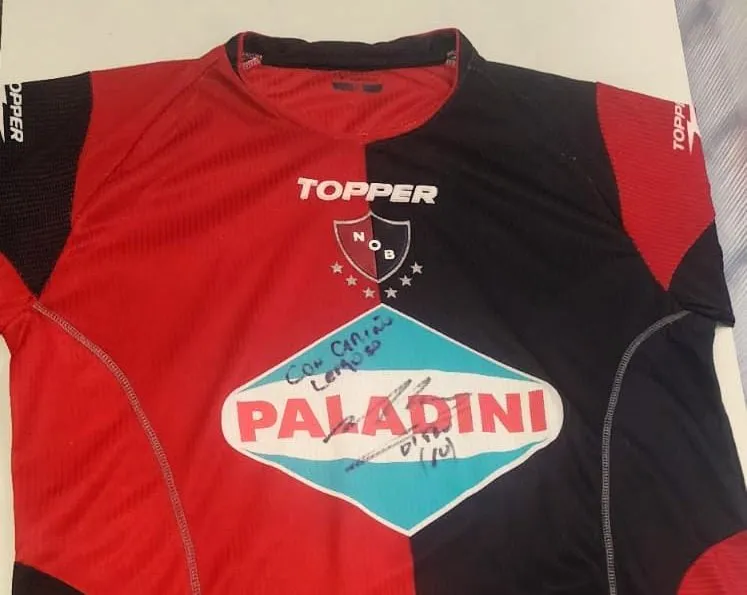 Remera autografiada por Maradona (Policía)