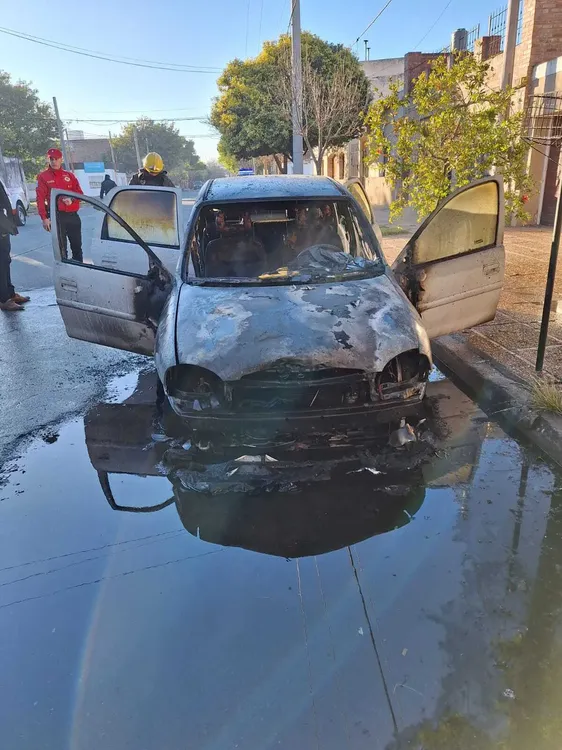 Incendio-de-auto-en-Alta-Córdoba-_Policía_-2