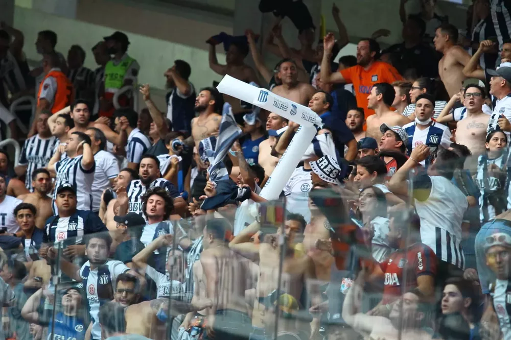 mas hinchas de talleres en santiago (1)