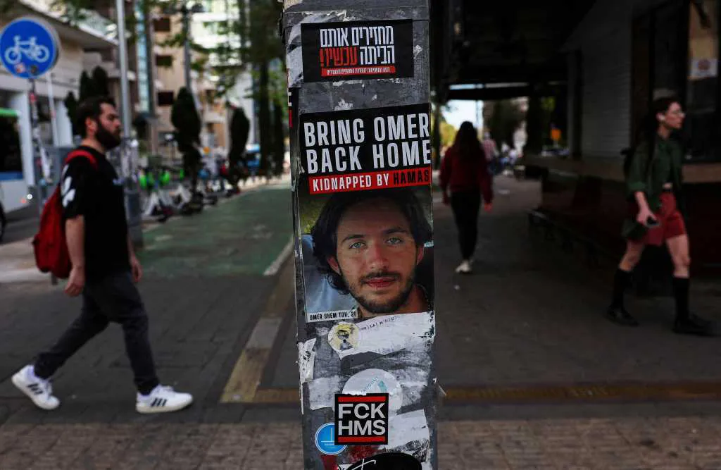 Cartel foto rehén en Tel Aviv NA Reuters