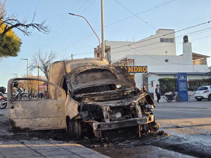 Incendio de un utilitario en Carlos Paz (Carlos Paz Vivo)
