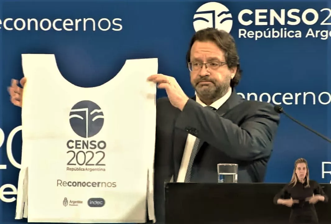 Marco Lavagna muestra pechera de censista 01