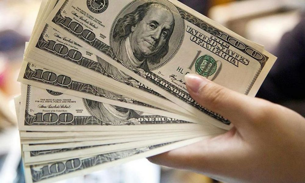 El dólar minorista volvió a bajar y cerró alrededor de los $38