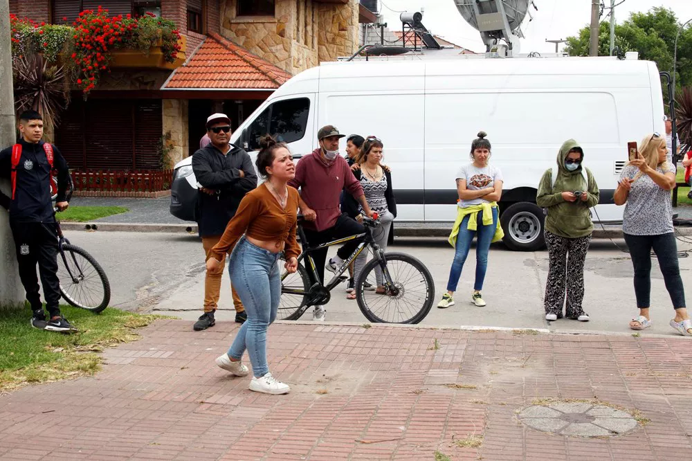 familiares del joven asesinado en Miramar by Télam