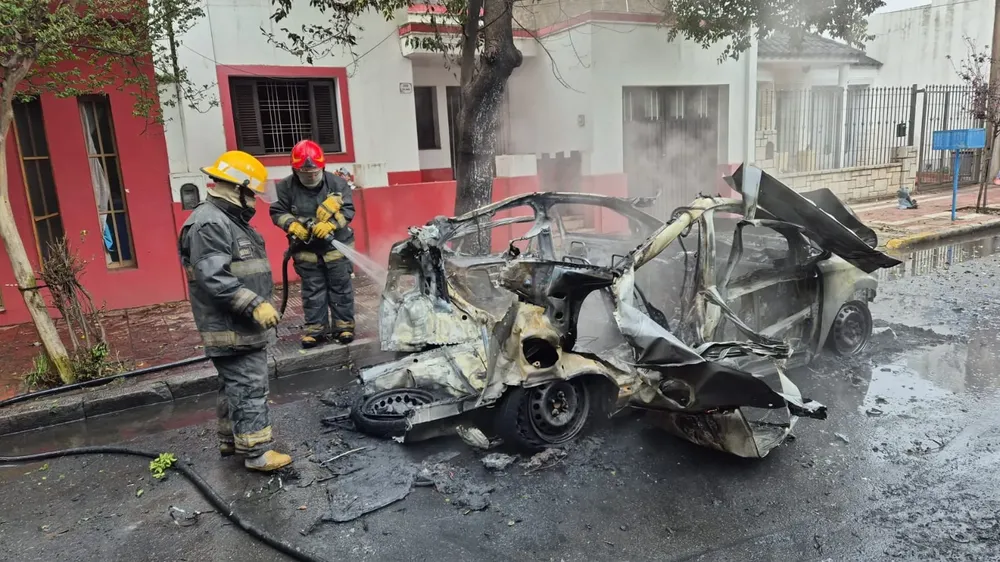 Incendio total de un automóvil en barrio Pueyrredón (Policía)