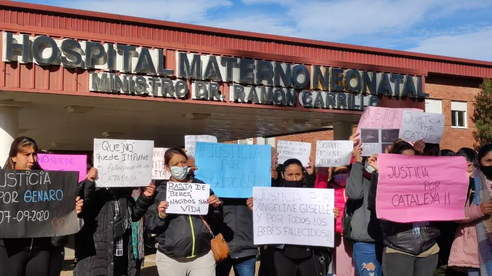 reclamo familiares bebés fallecidos Neonatal by Miriam Campos