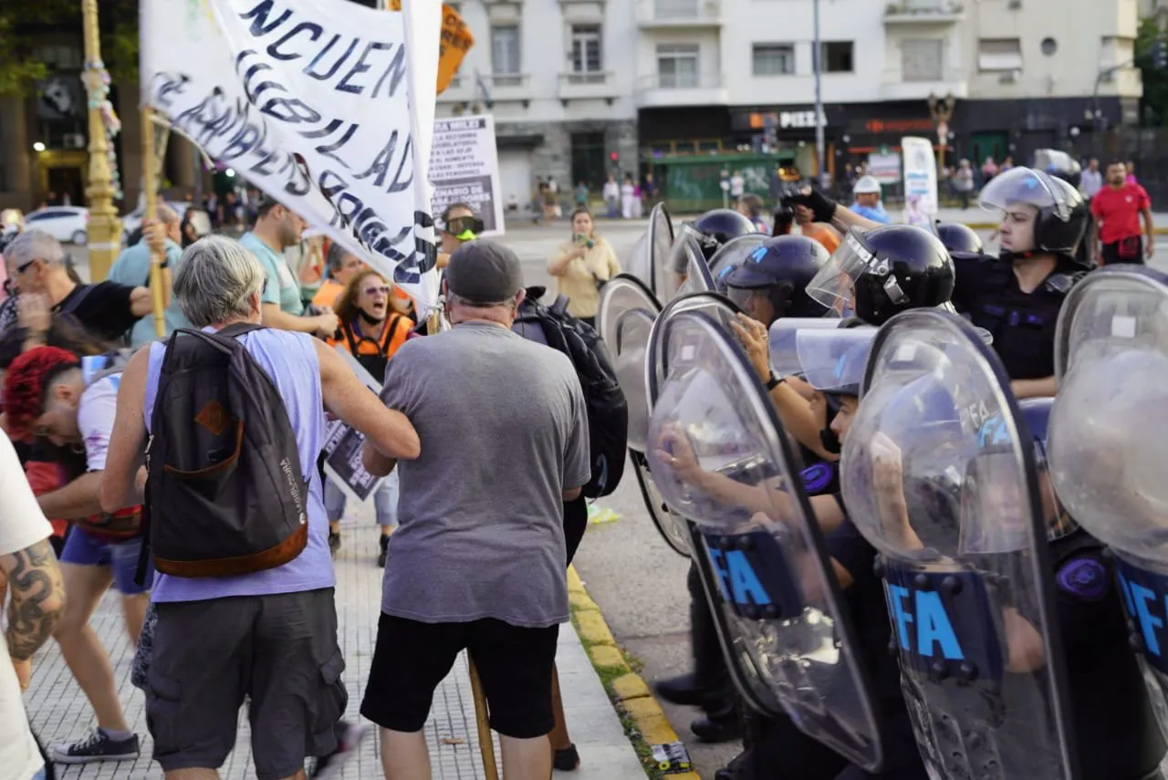 Reprimieron a jubilados (Foto Frente de Izquierda Unidad)