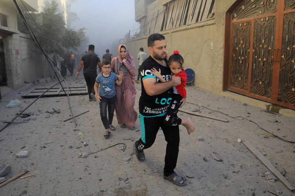 Palestinos huyen de bombardeos by NA Reuter