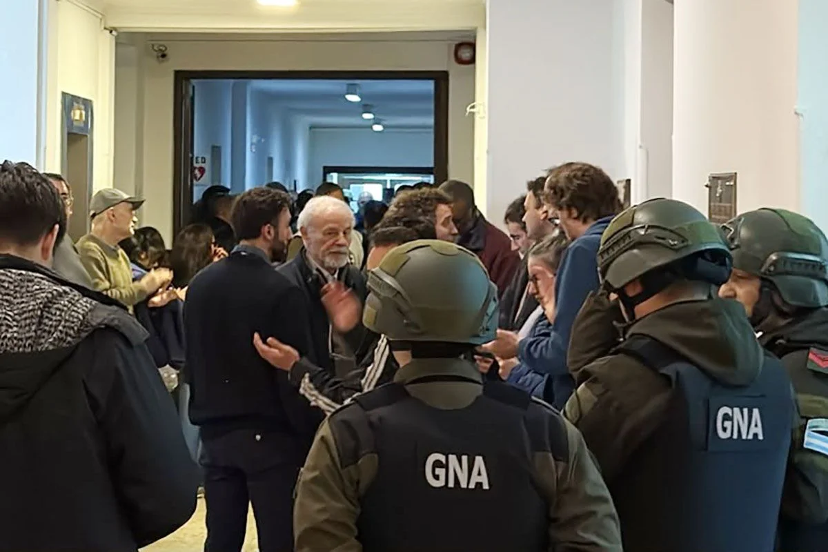 Toma de la sede de la CNEA (Tiempo Argentino)