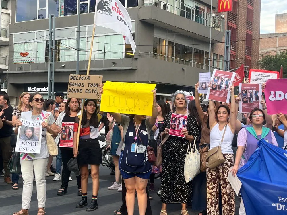 EN FOTOS | Marcha por la aparición de Delicia Mamaní frente a la Escuela Alejandro Carbó thumbnail