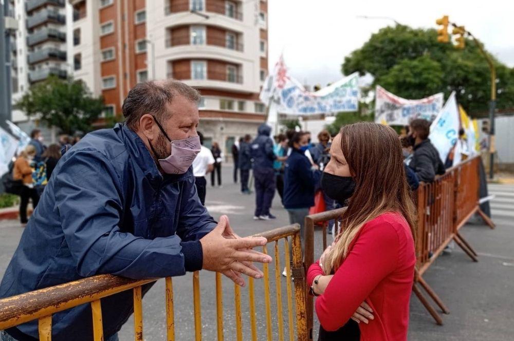 Luciana Echevarría con trabajadores de la Coopi