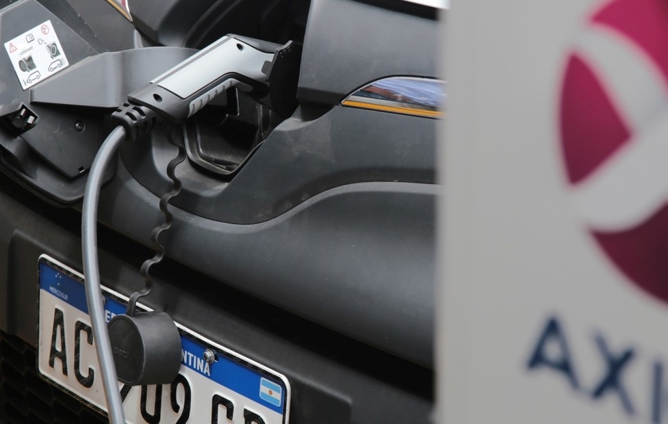 cargador electrico axion