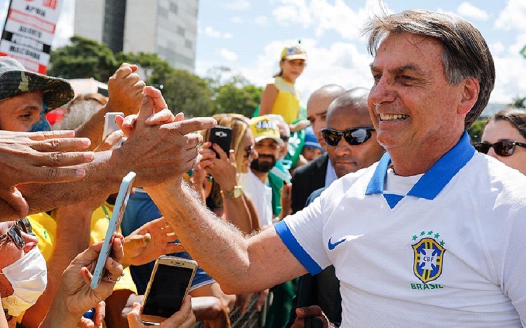 bolsonaro dando la mano Telam
