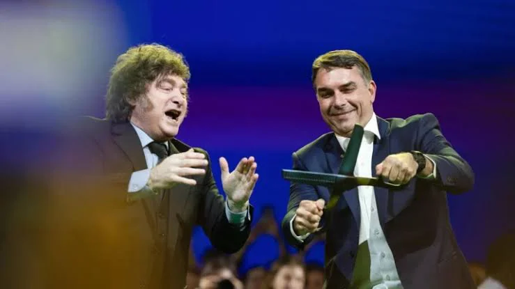 milei y flavio bolsonaro