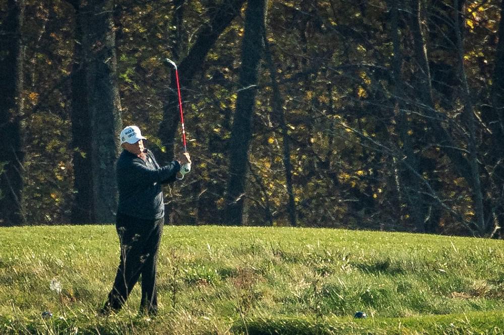 Trump juega golf by Télam