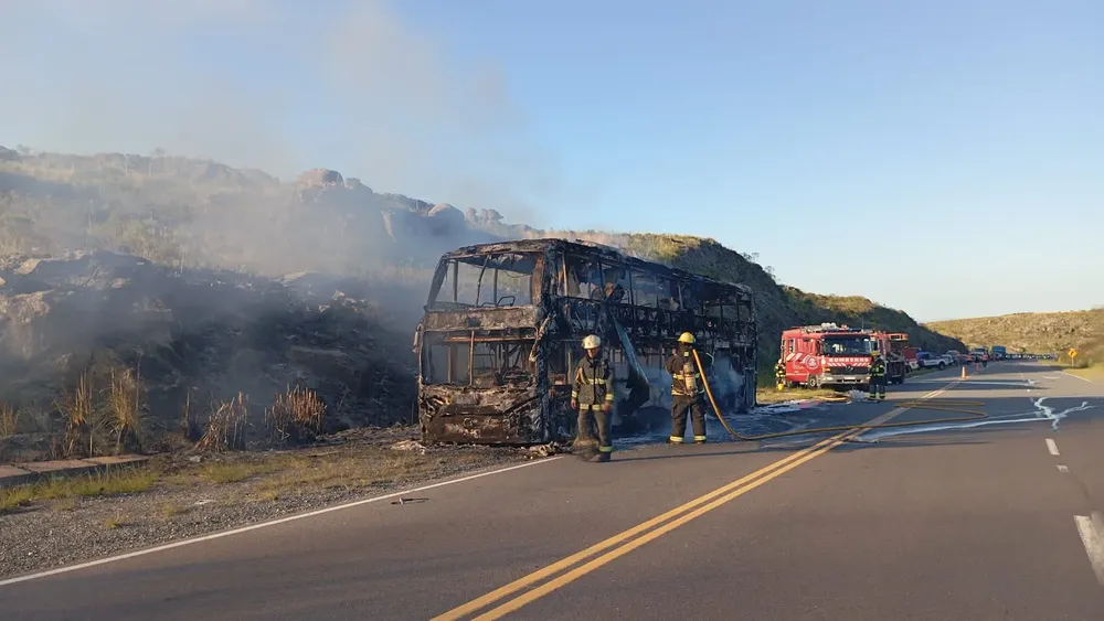 colectivo incendidado by polícia