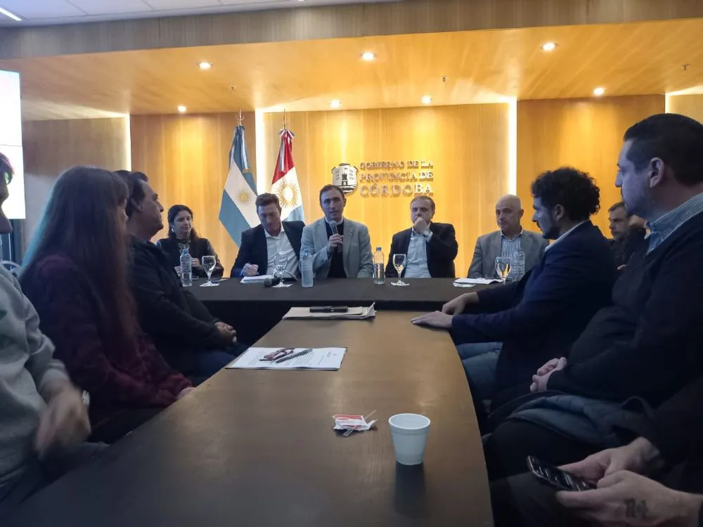 Reunión con gremios en Centro Civico LNM