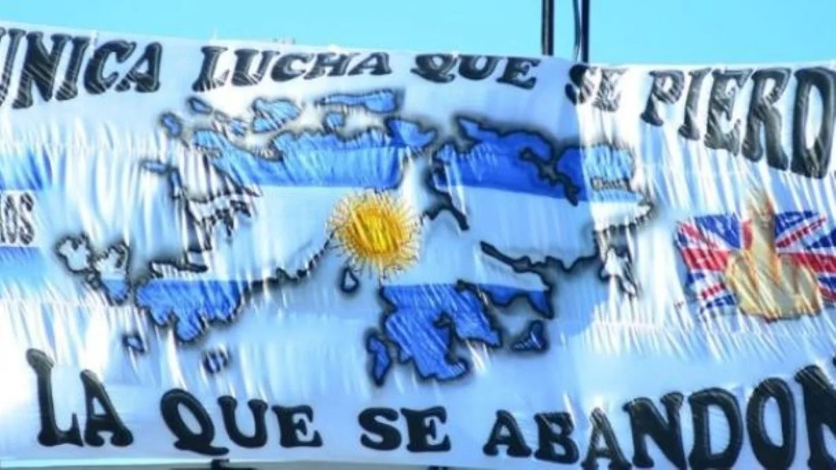Banderas de Malvinas en canchas by Info Fueguina
