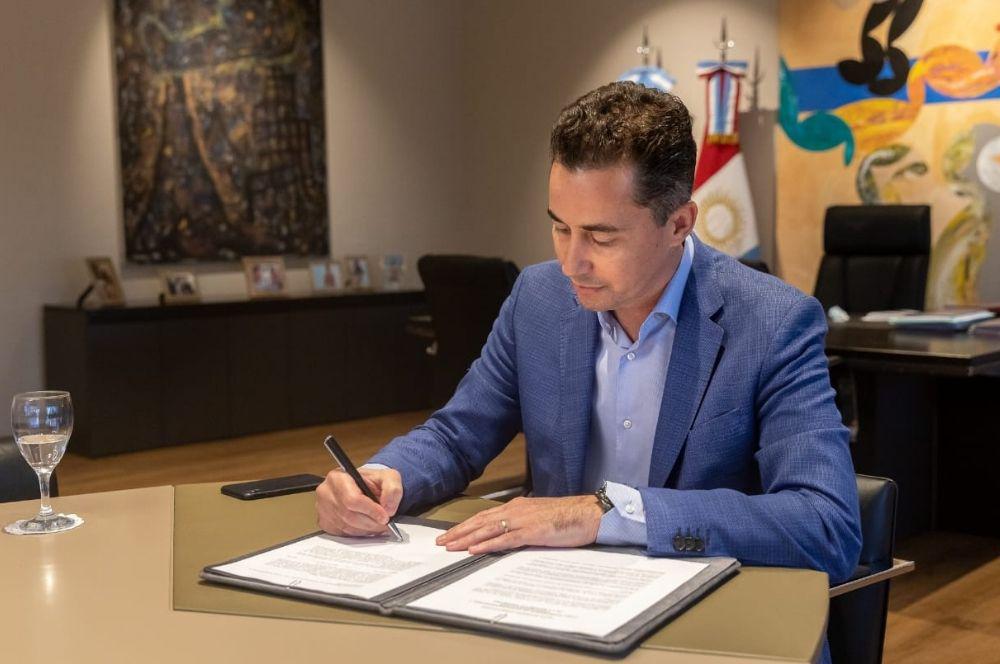 Calvo firma el acta de fovira