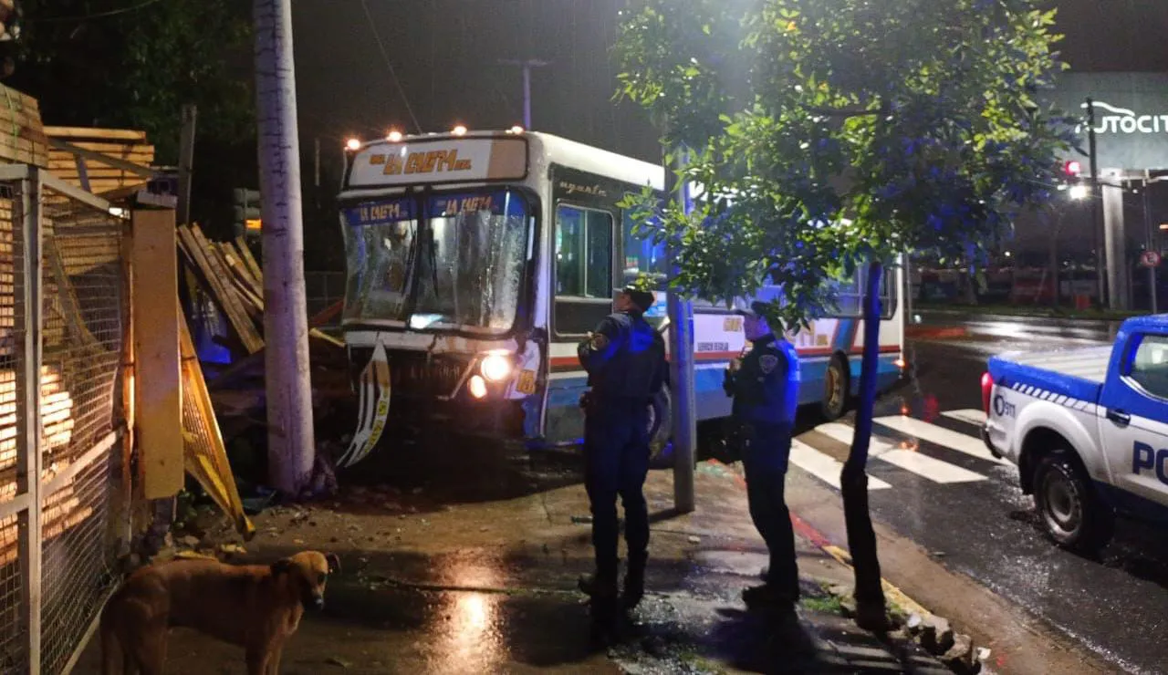 Colectivo incrustado en un maderera by POLICÍA