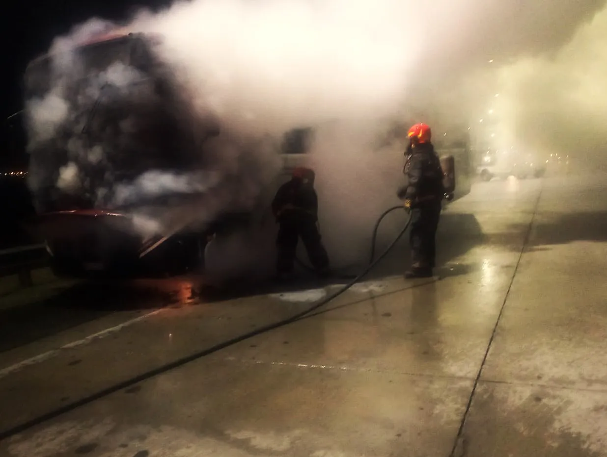 Incendio de un colectivo de Ersa en Circunvalación (Policía)