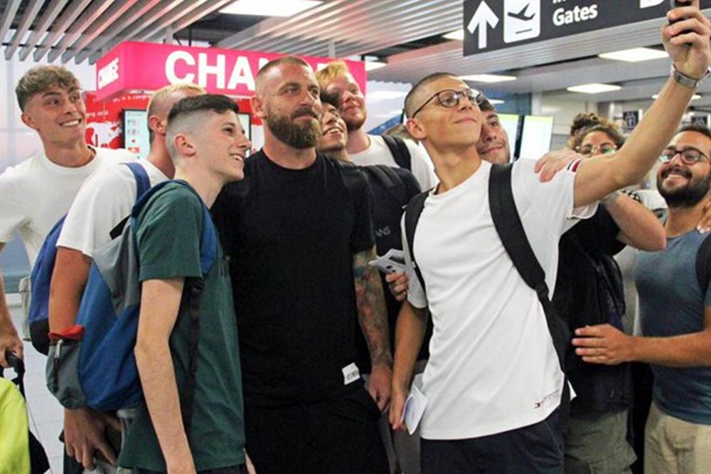 Daniele De Rossi fue recibido por hinchas de Boca Juniors en Ezeiza
