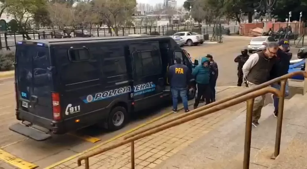 Detenciones por la secta Escuela de Yoga (NA)