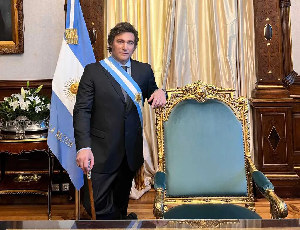 Milei y sillón presid by NA
