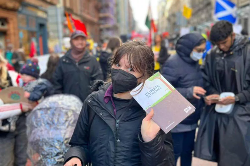 sofia durante una marcha en Escocia por el cambio climatico
