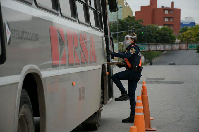 policía cuarentena @PoliciaCbaOf