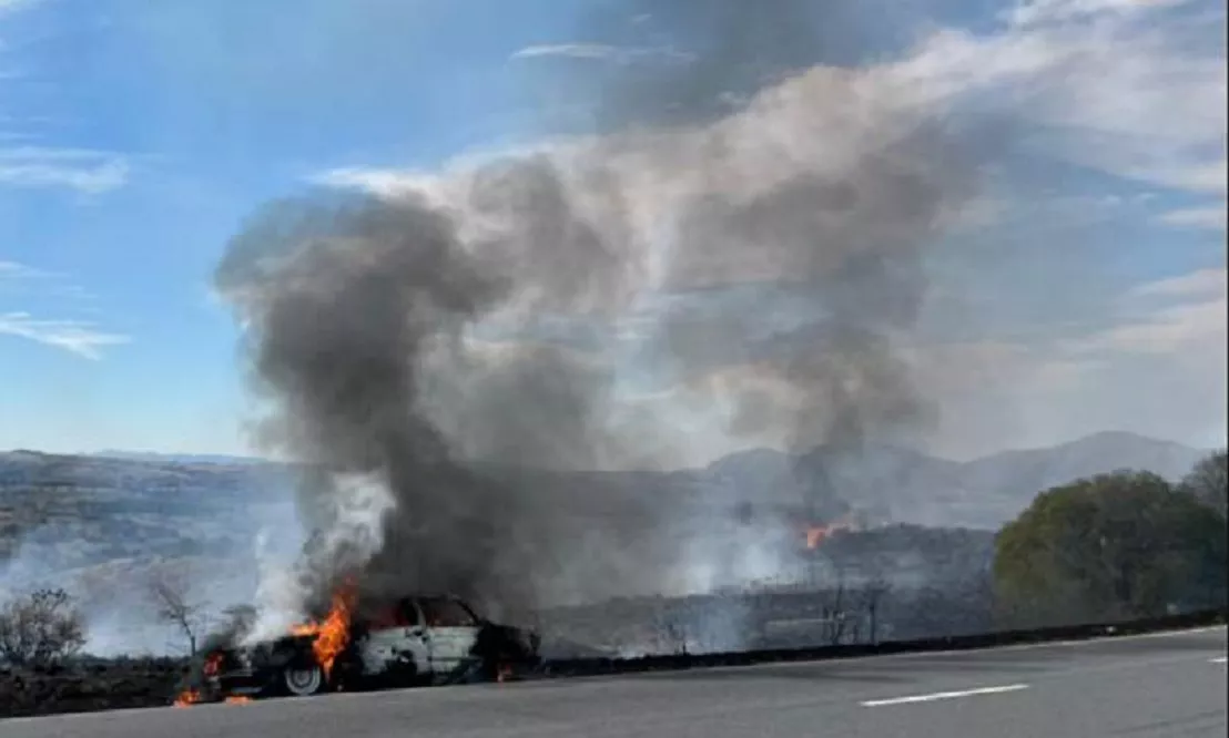auto incendiado en el Camino de las Altas Cumbres.Foto Martín GirardiEl Doce