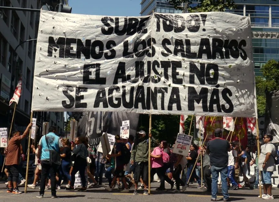 Reclamo por salarios dignos (Resumen Latinoamericano)