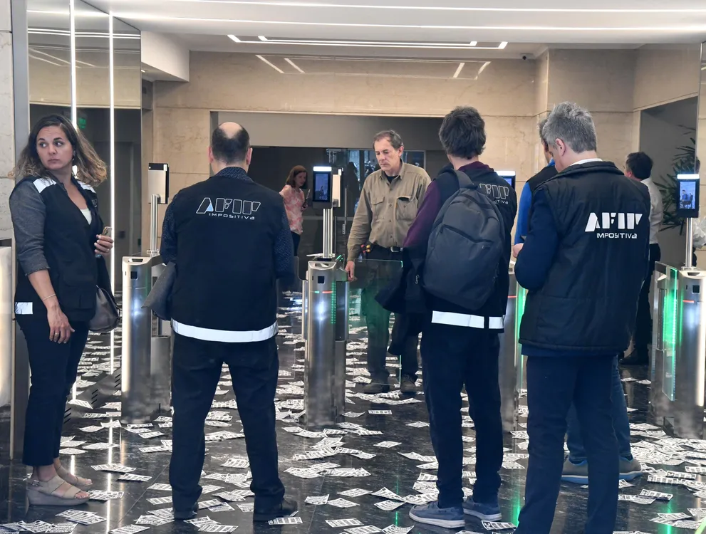 Aduana allanó 18 bancos (Télam)