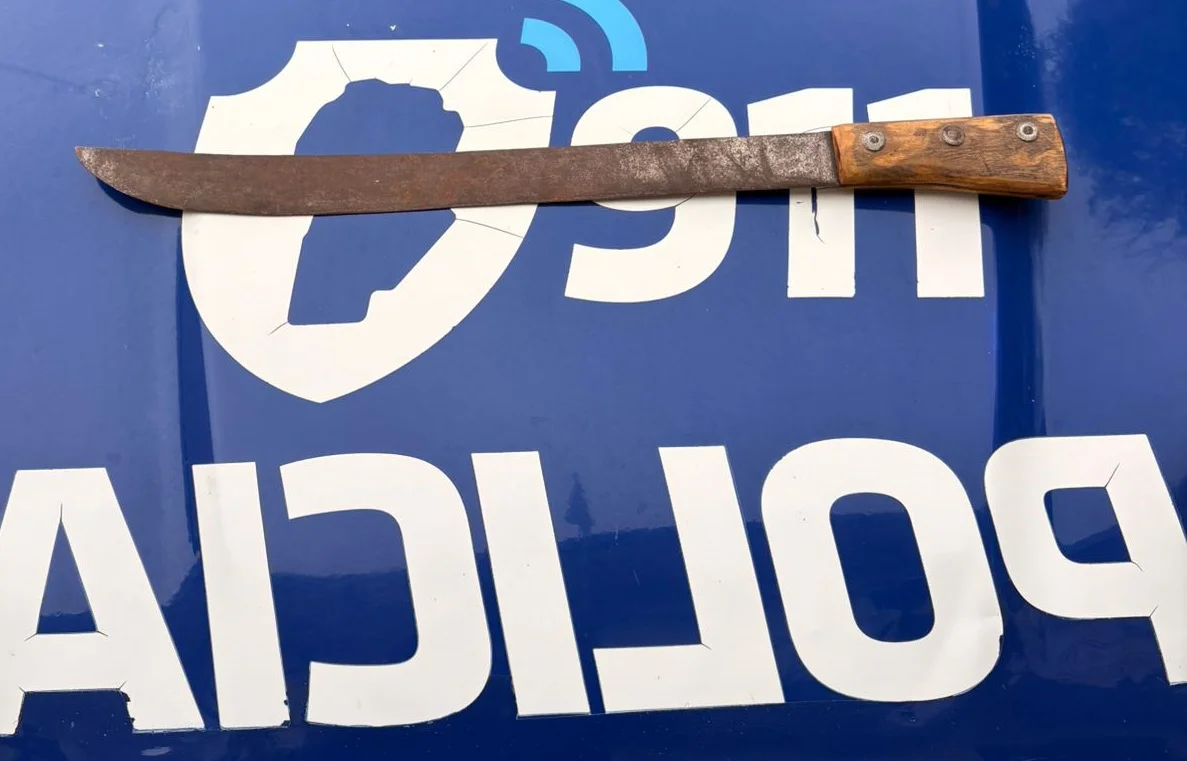 agresión con machete by policía