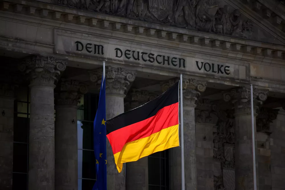 Bandera alemana frente al Reichstag (Reuters vía NA)