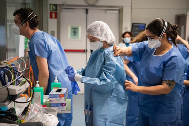 trabajadores de la salud by La vanguardia