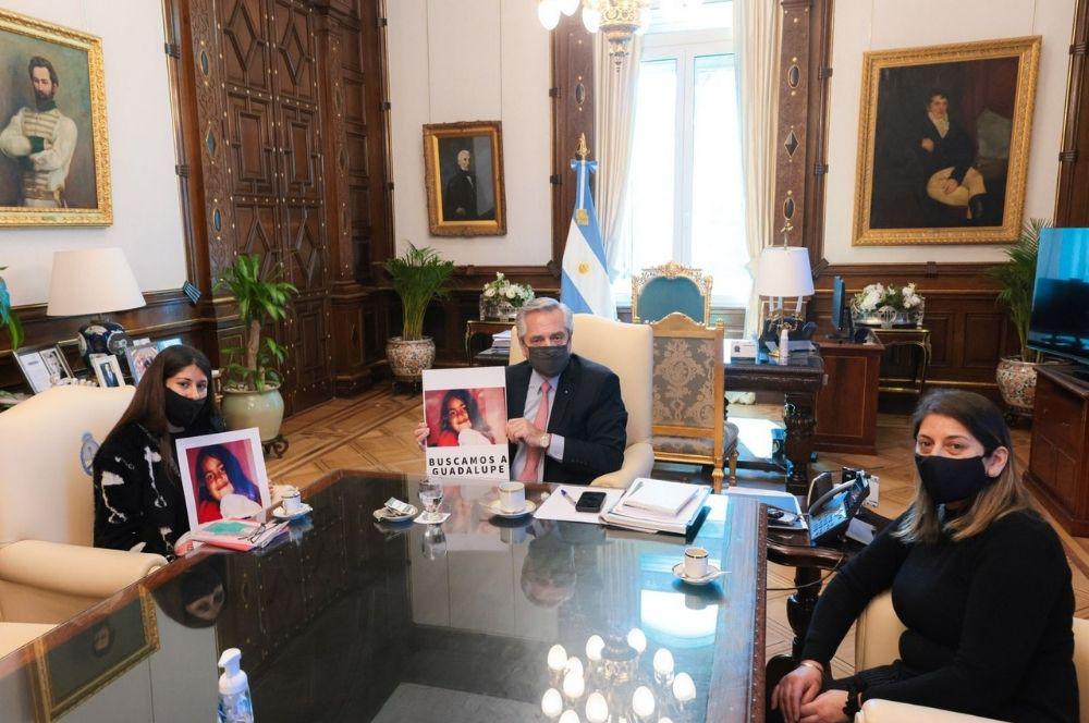 Alberto Fernandez con madre y abuela de Guadalupe Lucero