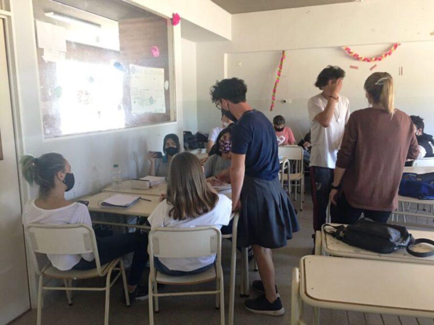 estudiante con pollera by Carlos Paz Vivo