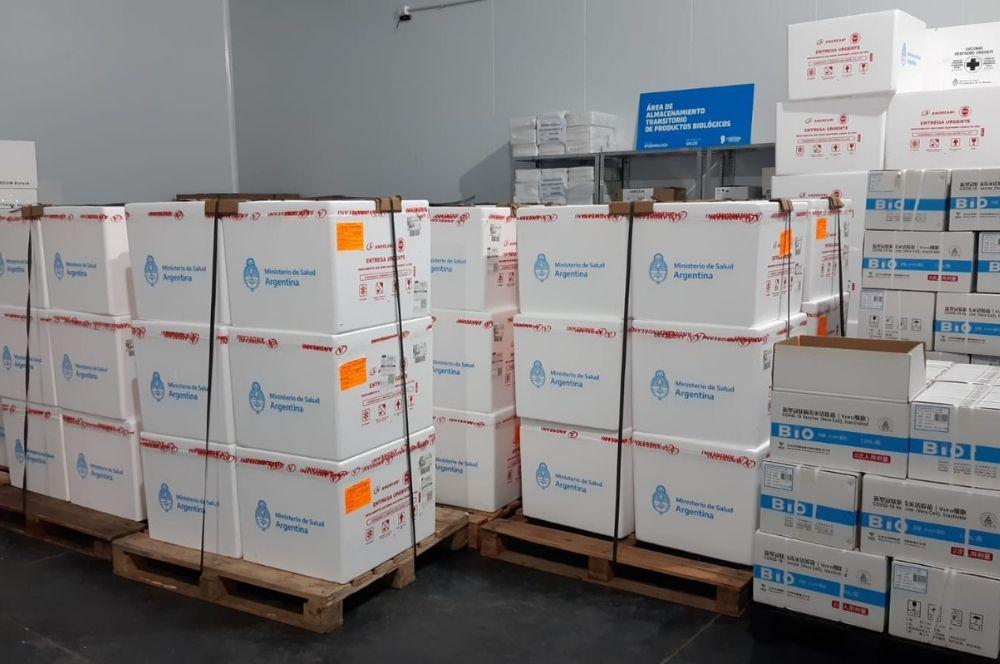 Cajas apiladas vacunas contra el coronavirus