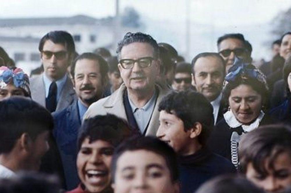 Salvador Allende entre la gente color
